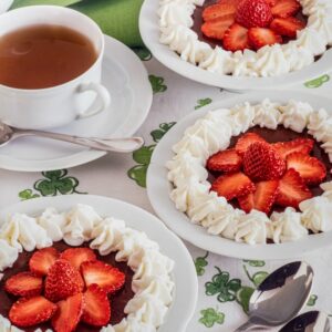 COLAZIONE COPPE DI CREMA AL CIOCCOLATO CON PANNA E FRAGOLE - 2676