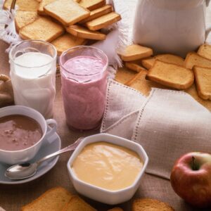 COLAZIONE CON FETTE BISCOTTATE YOGURT CREMA E FRULLATO ALLA FRAGOLE - S303820 - 2819