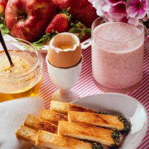 BRUNCH UOVO ALLA COQUE CON MIELE E FRULLATO