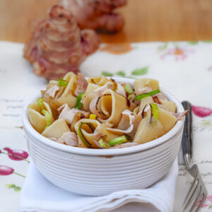 RIGATONI CON TOPINAMBUR PORRI E PORCHETTA - 0682