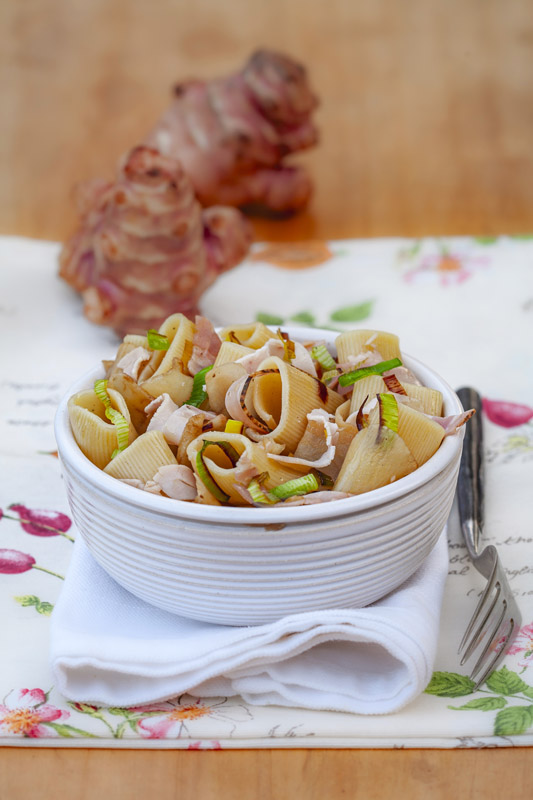 RIGATONI CON TOPINAMBUR PORRI E PORCHETTA - 0682