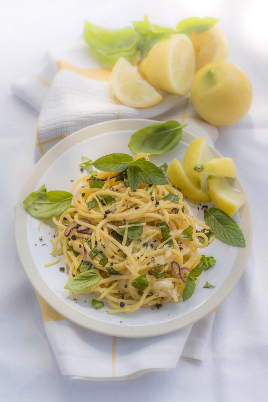 SPAGHETTI CON BASILICO MENTA LIMONE E FORMAGGIO - 9151