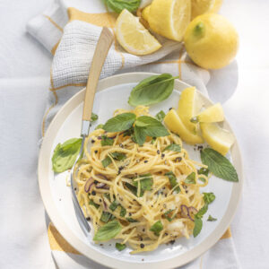 SPAGHETTI CON BASILICO MENTA LIMONE E FORMAGGIO - 9157