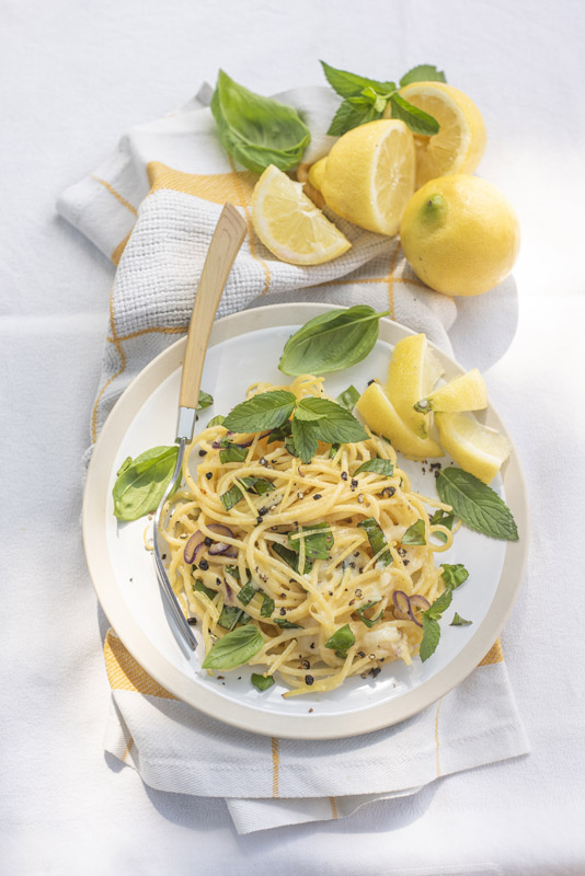 SPAGHETTI CON BASILICO MENTA LIMONE E FORMAGGIO - 9157