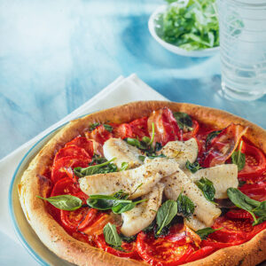 PIZZA CON POMODORI SPINACI E FILETTI DI NASELLO - 9779