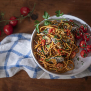 SPAGHETTI ALLA CHITARRA CON MELANZANE FRITTE POMODORINI E SARDE - 3938