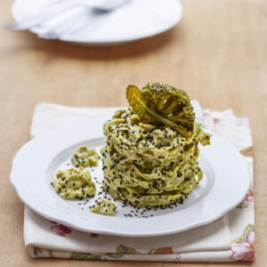 TAGLIATELLE VERDI AGLI SPINACI E BROCCOLI CON CREMA DI BROCCOLI QUARK SCALOGNO WHISKEY SESAMO NERO - 0653