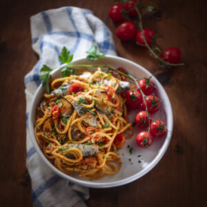 SPAGHETTI ALLA CHITARRA CON MELANZANE FRITTE POMODORINI E SARDE - 3934