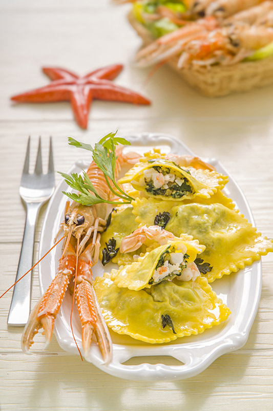 RAVIOLI CON SCAMPI E BIETE – GT6J3221