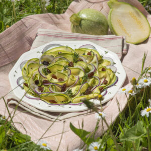 CARPACCIO DI ZUCCHINE TONDE CIPOLLE ROSSE ERBE AROMATICHE E UVETTA - 5354