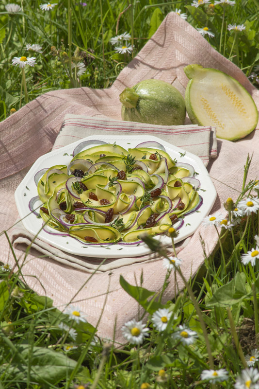CARPACCIO DI ZUCCHINE TONDE CIPOLLE ROSSE ERBE AROMATICHE E UVETTA - 5354