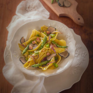 CONCHIGLIONI CON PANCETTA E ZAFFERANO CIPOLLE ROSSE ASPARAGI E TARTUFO NERO - 4476
