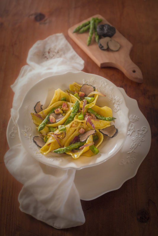 CONCHIGLIONI CON PANCETTA E ZAFFERANO CIPOLLE ROSSE ASPARAGI E TARTUFO NERO - 4476