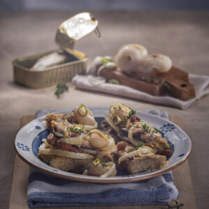 CROSTONI DI POLENTA TARAGNA CON FINOCCHI CIPOLLE BORRETANE SARDE PORRI - 5116