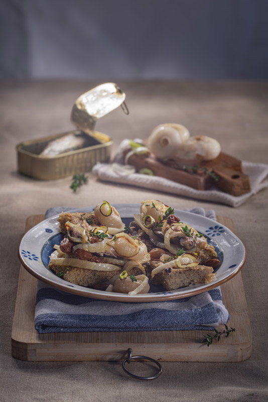 CROSTONI DI POLENTA TARAGNA CON FINOCCHI CIPOLLE BORRETANE SARDE PORRI - 5116
