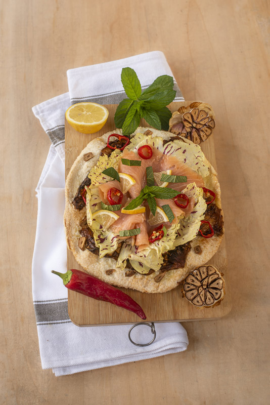 FOCACCIA CON AGLIO RADICCHIO VARIEGATO SALMONE PEPERONCINO ARANCIA - 0840