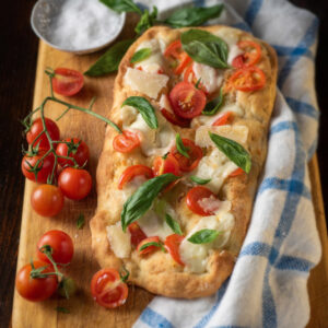 PINSA ROMANA CON POMODORI PARMIGIANO E BASILICO - 1031