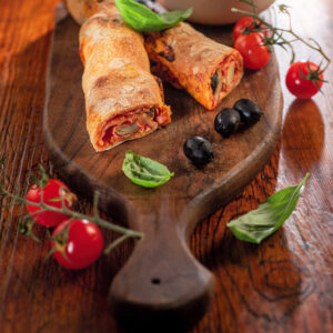 PIZZA ARROTOLATA CON POMODORI SCAMORZA FUNGHI CARCIOFI E PROSCIUTTTO CRUDO - 8827