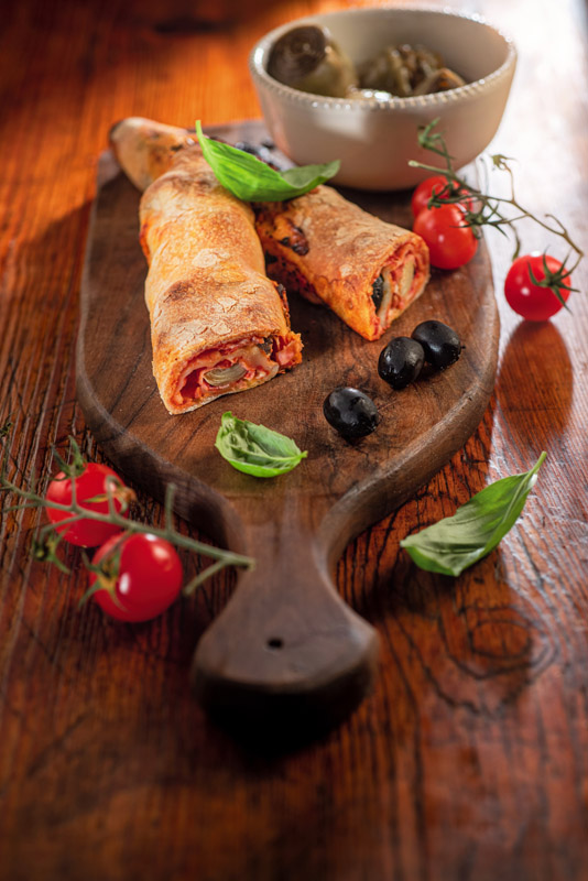 PIZZA ARROTOLATA CON POMODORI SCAMORZA FUNGHI CARCIOFI E PROSCIUTTTO CRUDO - 8827