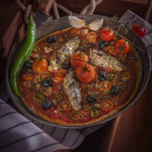 PIZZA CON AGLIO POMODORO PEPERONCINO E SARDE - 8788