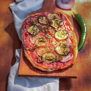 PIZZA CON CIPOLLE ROSSE MELANZANE E PEPERONCINI VERDI - 0512