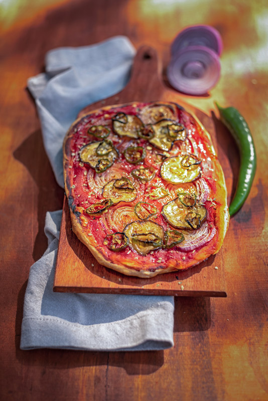 PIZZA CON CIPOLLE ROSSE MELANZANE E PEPERONCINI VERDI - 0512