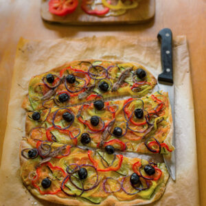 PIZZA CON CIPOLLE ROSSE PEPERONI ACCIUGHE E OLIVE - 0473
