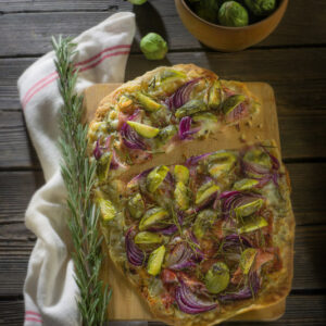 PIZZA CON GORGONZOLA SPECK CIPOLLE E CAVOLINI DI BRUXELLES - 8800