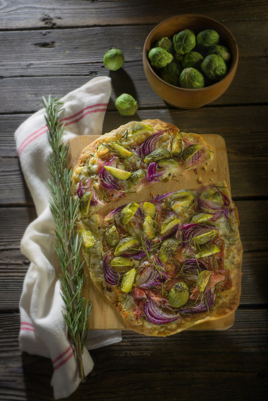 PIZZA CON GORGONZOLA SPECK CIPOLLE E CAVOLINI DI BRUXELLES - 8800