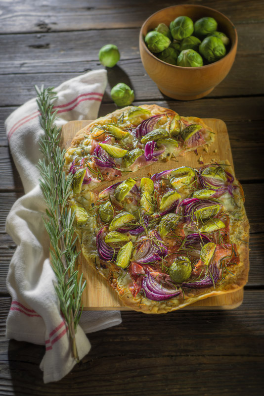 PIZZA CON GORGONZOLA SPECK CIPOLLE E CAVOLINI DI BRUXELLES - 8801
