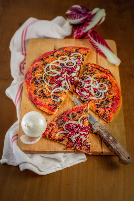 PIZZA CON MOZZARELLA E POMODORO RADICCHIO E CIPOLLA - 8810