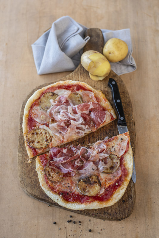 PIZZA CON POMODORO MOZZARELLA PATATE COPPA E PANCETTA ARROTOLATA - 0494