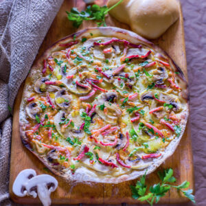 PIZZA CON SCAMORZA AFFUMICATA CHAMPIGNONS SPECK E PREZZEMOLO - 0434