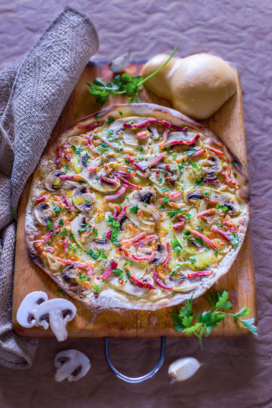 PIZZA CON SCAMORZA AFFUMICATA CHAMPIGNONS SPECK E PREZZEMOLO - 0434