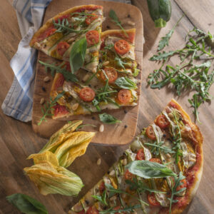 PIZZA CON ZUCCHINE POMODORINI RUCOLA PINOLI E FIORI DI ZUCCHINA - 8777