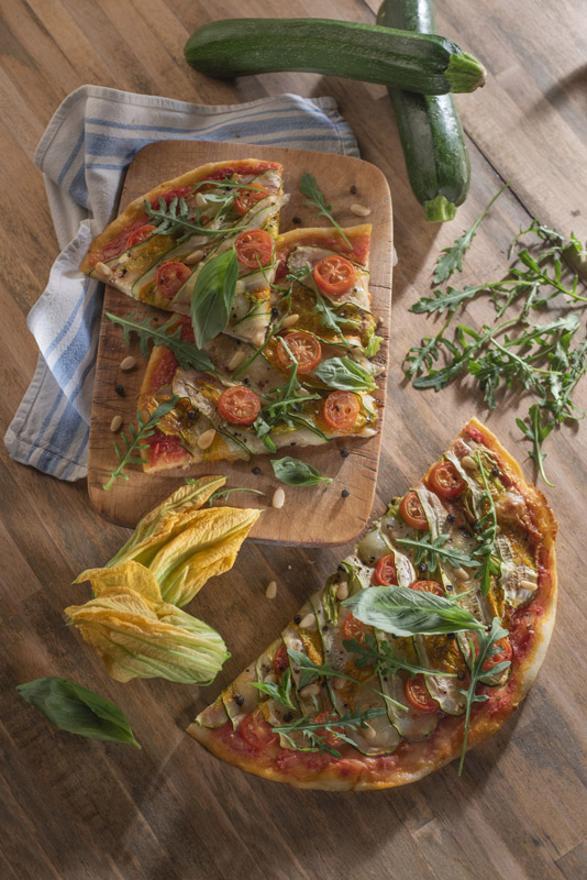 PIZZA CON ZUCCHINE POMODORINI RUCOLA PINOLI E FIORI DI ZUCCHINA - 8777