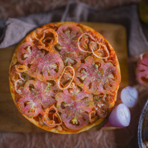 PIZZA TATIN CON POMODORI CUORE DI BUE E SCALOGNI - 0443