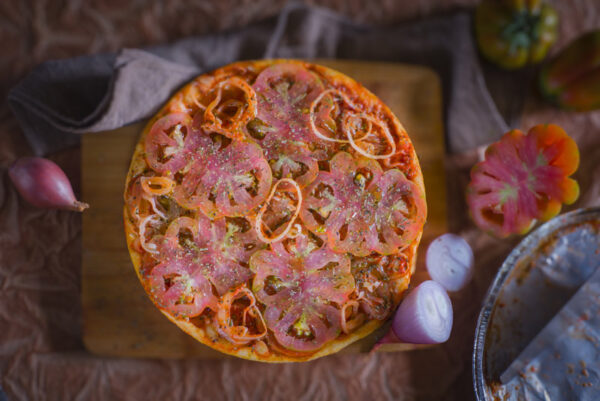 PIZZA TATIN CON POMODORI CUORE DI BUE E SCALOGNI - 0443