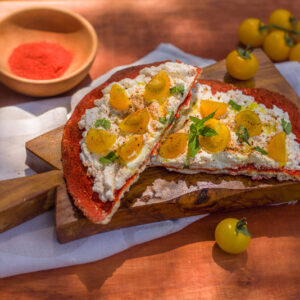 SCHIACCIATINA ROSSA ALLA PAPRICA CON RICOTTA POMODORI GIALLI MENTA - 0506