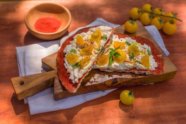 SCHIACCIATINA ROSSA ALLA PAPRICA CON RICOTTA POMODORI GIALLI MENTA - 0506