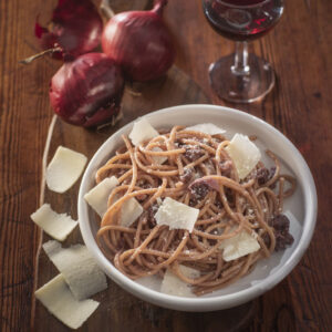 SPAGHETTI CON CIPOLLE ROSSE AL VINO ROSSO E PECORINO ROMANO - 4815