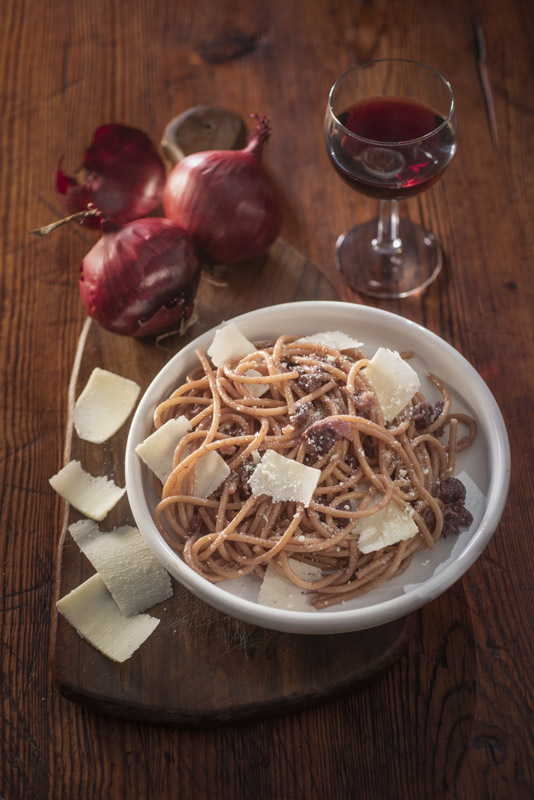 SPAGHETTI CON CIPOLLE ROSSE AL VINO ROSSO E PECORINO ROMANO - 4815