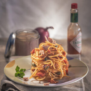 SPAGHETTI CON POMODORO  CIPOLLE ROSSE TONNO CAPPERI E TABASCO  - 5139