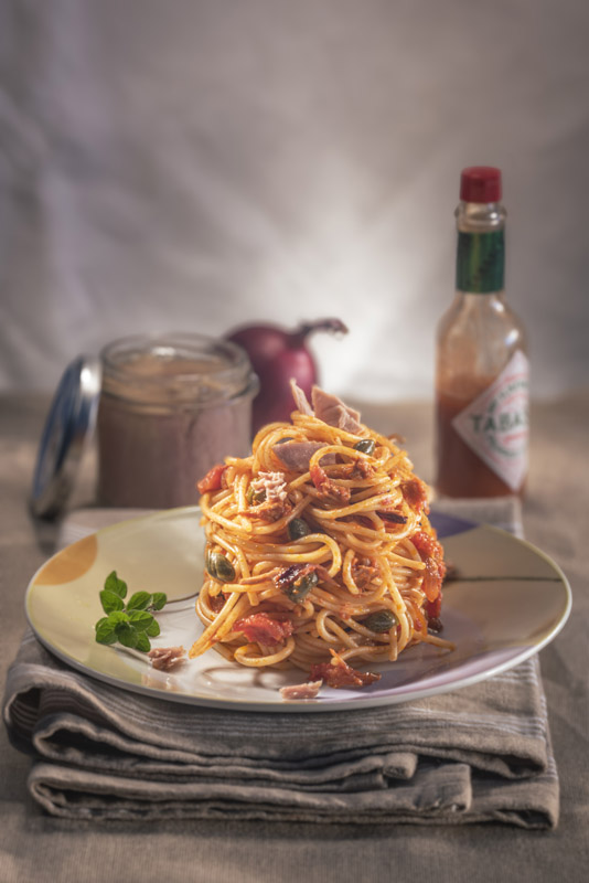 SPAGHETTI CON POMODORO  CIPOLLE ROSSE TONNO CAPPERI E TABASCO  - 5139