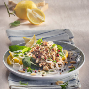 TARTARE  DI SALMONE MARINATO CON OLIO LIMONE SANTOREGGIA BASILICO PINOLI PEPE - 5096