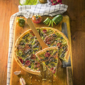 TORTA SALATA CON MOZZARELLA, ZUCCHINE, POMODORI SARDI, POMODORI CILIEGIA, PASTA SFOGLIA, OLIVE NERE, AGLIO, ACCIUGHE - 4842