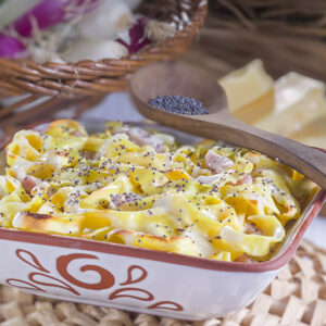 TAGLIATELLE GRATINATE CON SEMI DI PAPAVERO E PROSCIUTTO - GT6J2955