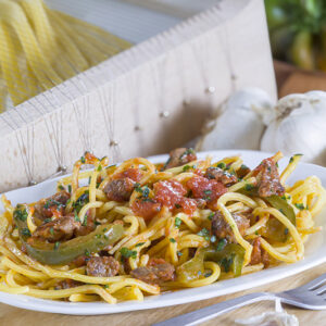 MACCHERONI ALLA CHITARRA CON RAGÙ DI AGNELLO E PEPERONI - GT6J3073