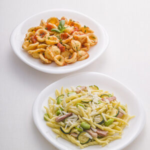 ORECCHIETTE AL POMODORO, TROFIE CON FAVE ZUCCHINE E PANCETTA - GT6J2777