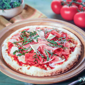 PIZZA POMODORO, PROSCIUTTO CRUDO, FUNGHI, GRANA, RUCOLA - S0203065 - 5228